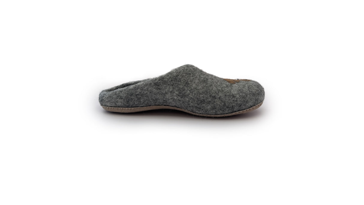 A single Love Ewe Hand-Felted Organic Wool Slipper for Men (Beau-G) in gray, with a closed toe and open back, handmade in Nepal, displayed on a white background.