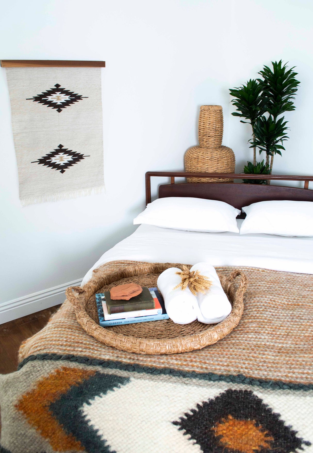 Eco-Friendly Walnut Wood Rug Quilt Hanger Wall Hanging Frame